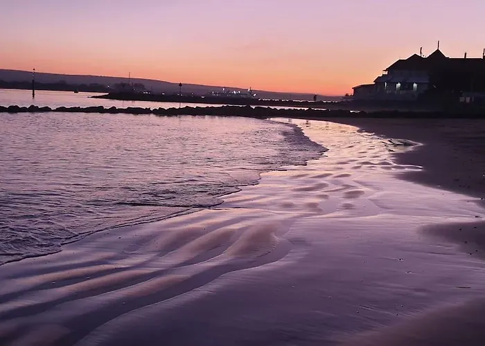 Sandbanks Ground Floor 2 Bed Apt, Beach 3Mins Walk